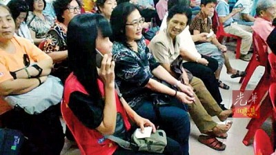 出席座谈会民众测试警方热线。