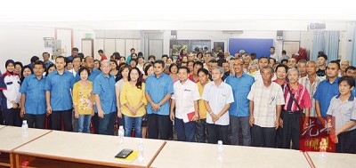 加央区华裔乡委会成员在对话之后,与加央警区警官合影。左7至9为加央市议员林月娣、瓦里及林柏森。