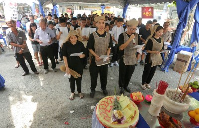 黄美珍儿女及媳妇率亲友灵前献唱《念亲恩》送别母亲。