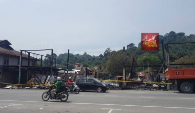 战前老店在一场大火后,被烧成灰烬。