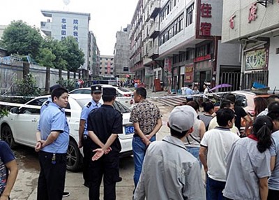 警方在现场拉起封锁线。