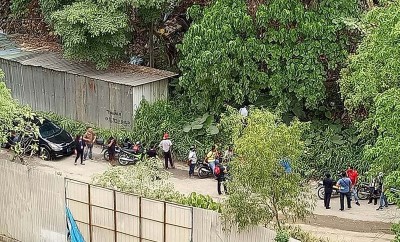 案发后有网民从远处拍摄发现尸体现场。(网络图片)