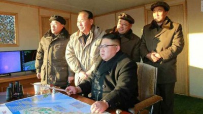 北韩近月多次试射导弹,令国际关注。图为北韩领袖金正恩(坐者)早前视察军方试射导弹。