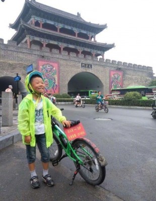 王笑韧前不久以河南开封的大梁门前留影留念。