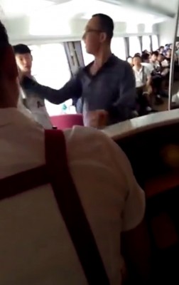 男子怒恼羞成怒,左右开弓掌掴女职员。