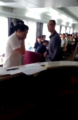 女职员(左)盖脸痛哭。