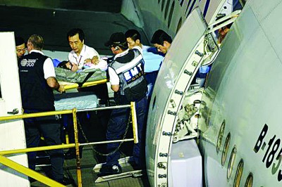 林志玲2005年因坠马事件断了骨干,然后搭医疗专机返台。