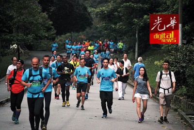 参赛者需要跑步7公里的后才开登山,全程共14公里。