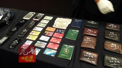 派出所以这次行动中从获嫌犯的赃物。