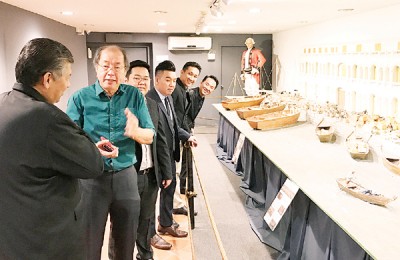 骆锦地(左2)向菲力(左1)讲解早期槟城码头的故事,左3起为陈荣宗、涂永辉、刘荣鸿及胡国强。
