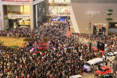 影迷见面会吸引更万粉丝到场朝圣,场面壮观、动。
