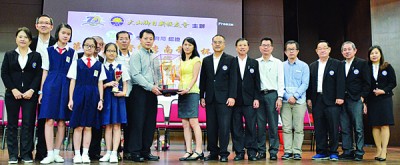 日新小学B校学生表现亮眼,在全槟中小学华文作文比赛中勇夺常年杯。