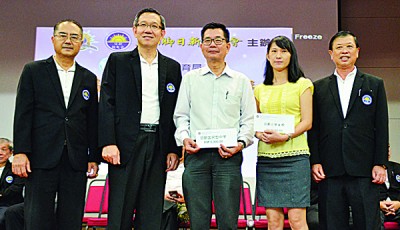 李世义(左2)移交常年拨款予日新B校及日新国中,左为庄昇瑾,右为许李南。