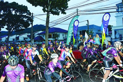 麦慕娜、林世源、黄继樑及邓顺有为“第9届骑出脚车道(CFAL)环岛脚车活动”主持挥旗礼。