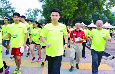 张盛闻(左2起)在拉曼大学学院校长拿督陈泽却及姚长禄的陪同下,参与团结竞跑。