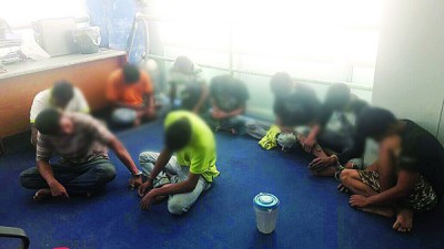 反毒机构执法员突击一间住家,将9男子带返助查。