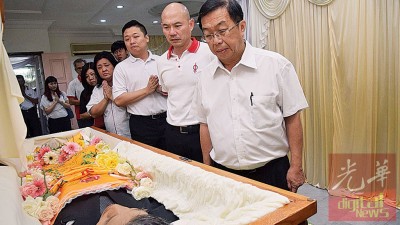 陈国伟带领党同志瞻仰郭金福最后的遗容。