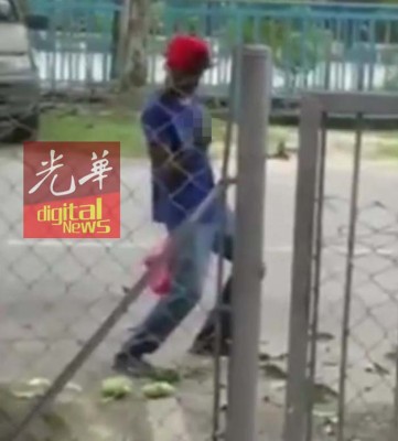 男子出示不雅手势。