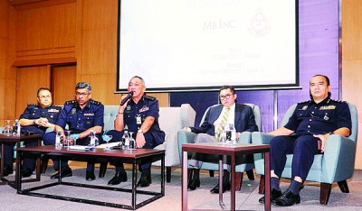 哈斯南(吃)揭露IS巧策划国庆日之内以霹雳州发动恐袭。左2啊阿米鲁面临。