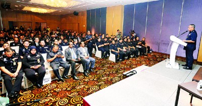 周二盖200称辅警及企业表示与霹雳州总警长与辅警对话会。