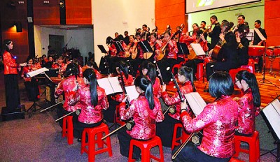 当陈永蓉挥下,新民华中为演奏数篇动听曲子。