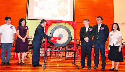 黄荣盛主持鸣锣开幕,左2自呢该夫人谢舜阁同林思铭,右起凡汤秀兰、黄育存与郭晋齐。