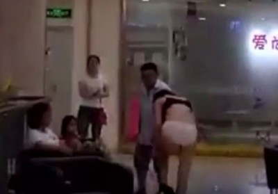 女人一气之下将手机摔落地面,连霸气地将身上所生衣脱光离去。