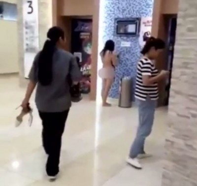 新兴女子便裸体等电梯,万众则急忙帮女子遮挡身体。