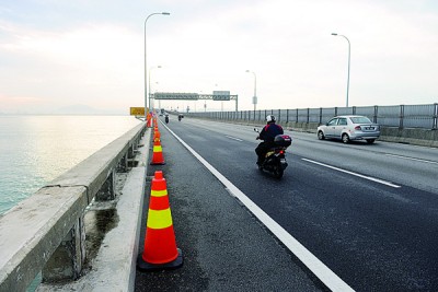 距槟城大桥前一公里处已开始放置圆锥。