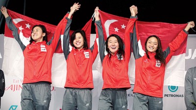柯瀞文(右2)与大姐柯婷文、林香杞和王敏恩一起打破女子接力自由泳东运纪录。