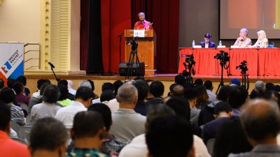 马哈迪(台上站者)向约800名出席者发表演讲。台上坐者右起是努鲁依莎、佐摩及阿兹鲁阿兹瓦。(《当今大马》提供图片)
