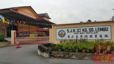 双溪里武华小校门深锁。