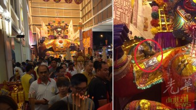 信众蜂拥膜拜大士爷,使得大士爷殿水泄不通。(右)一只黑猫昨晚攀上大士爷右臂。