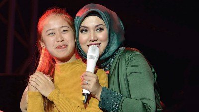 茜拉除了对着女歌迷深情演唱《Forever Love》,还故意亲密搭着她的肩膀。