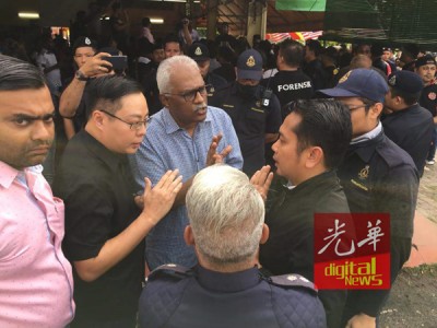 执法人员与当地议员协调周旋,要求暂缓拆除行动。