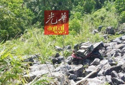 巫裔男子与泰国籍男子共车途经宜力华玲大道27公里处不知何故轿车翻覆至400尺深山沟下。