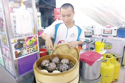 黄金友成功申请一个马来西亚华裔贩商基金,不仅扩充营业,也提供高品质食品,让自己的收入增倍。
