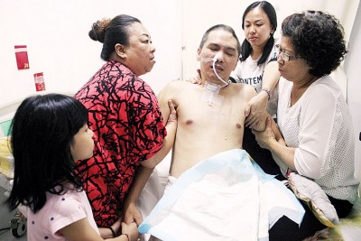 张少雄车祸瘫痪失忆,一家老少陷入哀愁无助困境。