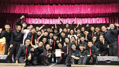 锺灵中学合唱团一曲高难度的无伴奏合唱“八骏赞”,首次夺得“2017年全槟中小学生合唱比赛”全场冠军,及“2017年第四届新加坡国际合唱大赛”银奖。