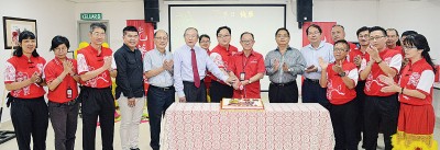 光华高层与一众嘉宾共切周年喜糕。