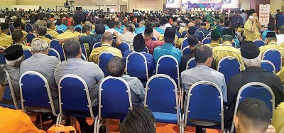 铺天盖地的村长由全国各州汇集吉隆坡聆听首相发表讲话。