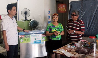 胡栋强(左)看柯亚兴夫妻。