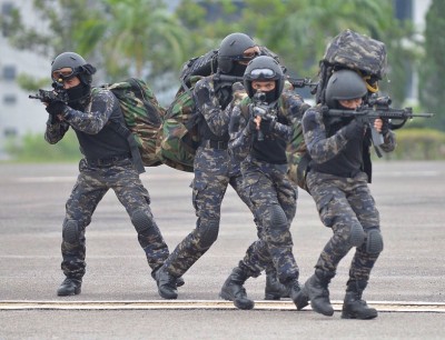 参兴演习的警察都幅武装,演习过程逼真,并非含糊。