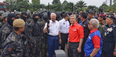 纳吉操长枪,歌颂参与演习的警察。