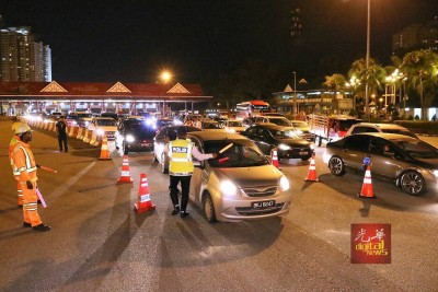 交警在大道进行截查,一度造成交通缓慢,引起后方轿车司机不满鸣笛抗议。