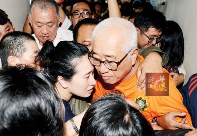彭文宝的女儿在看见父亲出来时,立即趋前拥抱。