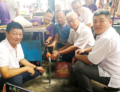 商贩自装水表获赞扬,右起陈治中、彭文宝、洪铷鸿、王炳辉及黄国忠,左为黄清宝。