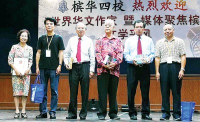 31名世界华文作家及媒体拜访槟华四校,与四校董事及华堂代表合照。