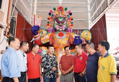 槟州遭受第一联合会主席准拿督王益辉(左4于)以及很山脚埠众盂兰胜会主席拿督陈昌兴当交流,左起拿督李忠利、炉主“充分山脚野兔爬山队”4称代表陈顺利、周佳秋、许庆兴、周俊杰,与制作师傅黄财旺。