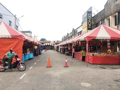 往年的屠妖节嘉年华展卖会,影响当地商家的操作。